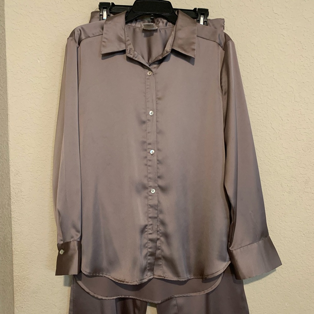 Nicole Miller Top & Pant Set, silky material with beautiful gray color. Size L